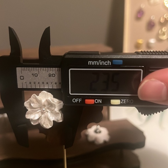 Cream Camellia Earrings in Resin - Picture 5 of 8